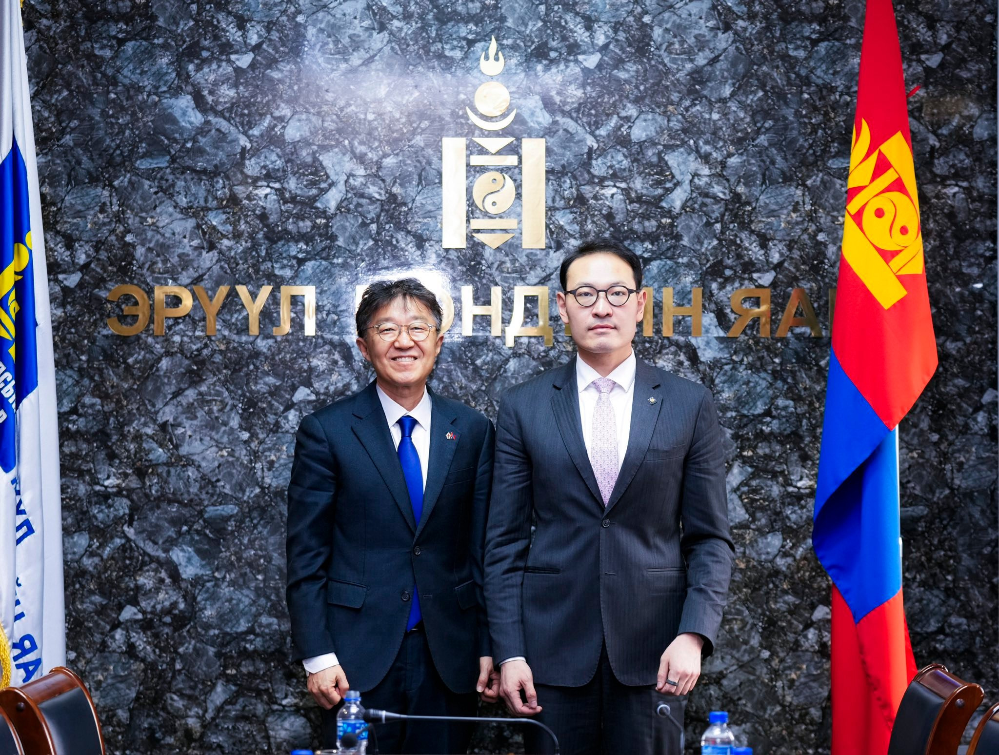 Эрүүл мэндийн сайд Э.Батшугар БНСУ-аас Монгол улсад суугаа онц бөгөөд бүрэн эрхт элчин сайд ЧОЙ ЖИН ВОН-ыг хүлээн авч уулзжээ